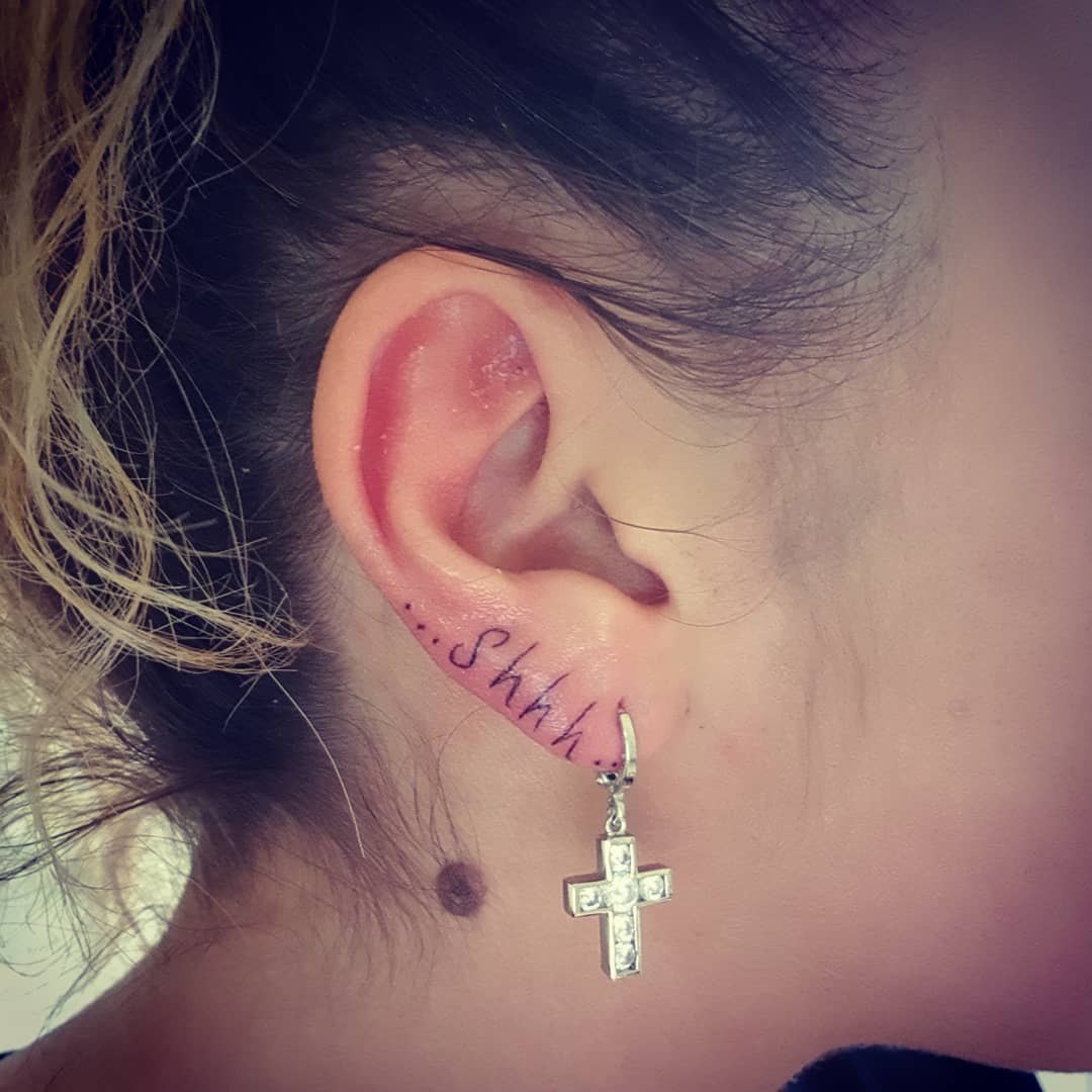 Tatuagem na orelha escrita