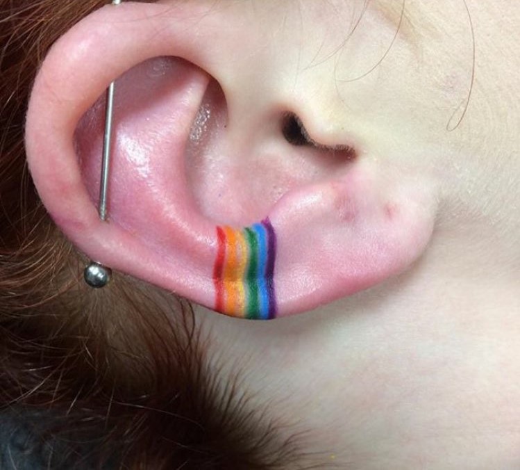 Tatuagem na orelha símbolo