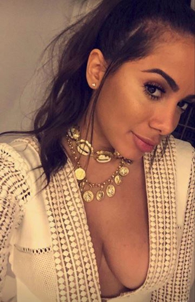 Anitta Choker Buzios