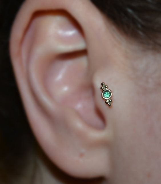 piercing tragus