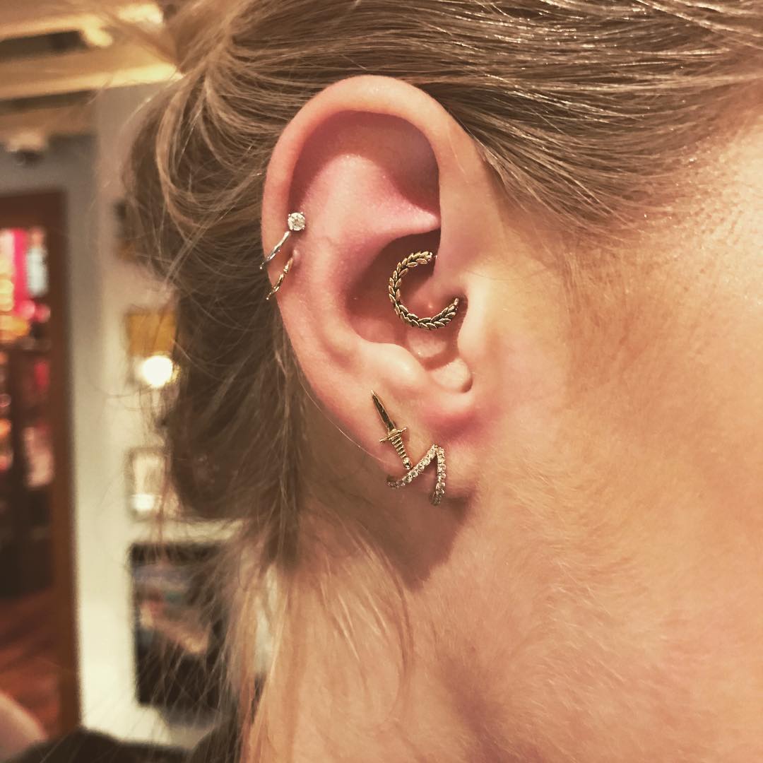 Piecings na orelha daith helix