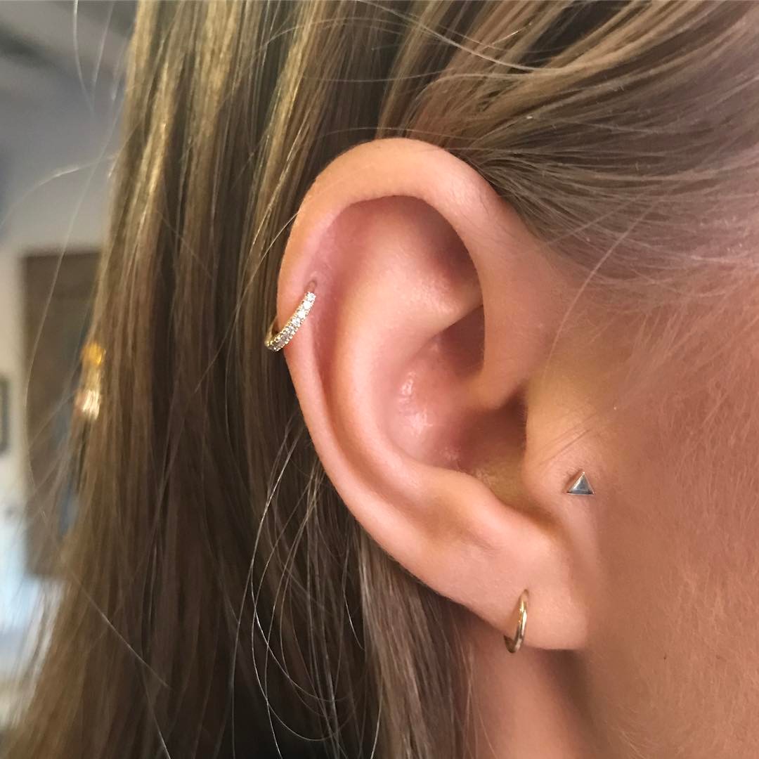 Piercings na orelha geométricos