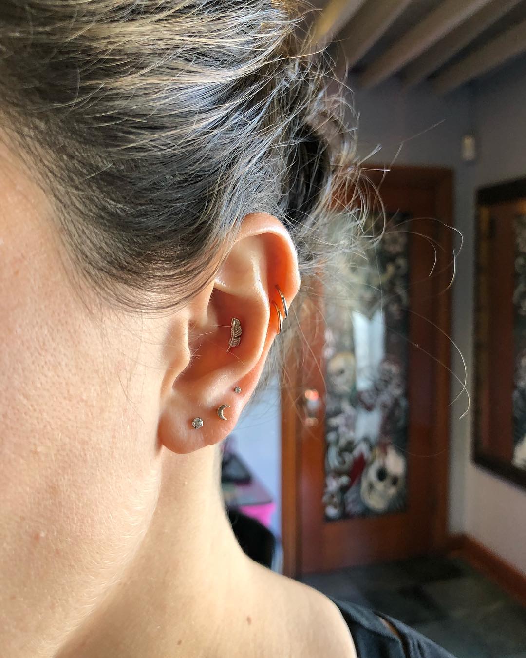 Piercings na orelha joias delicadas