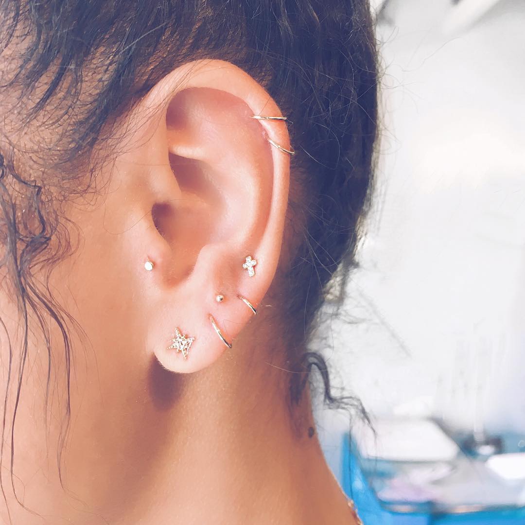 Piercings na orelha minimalistas