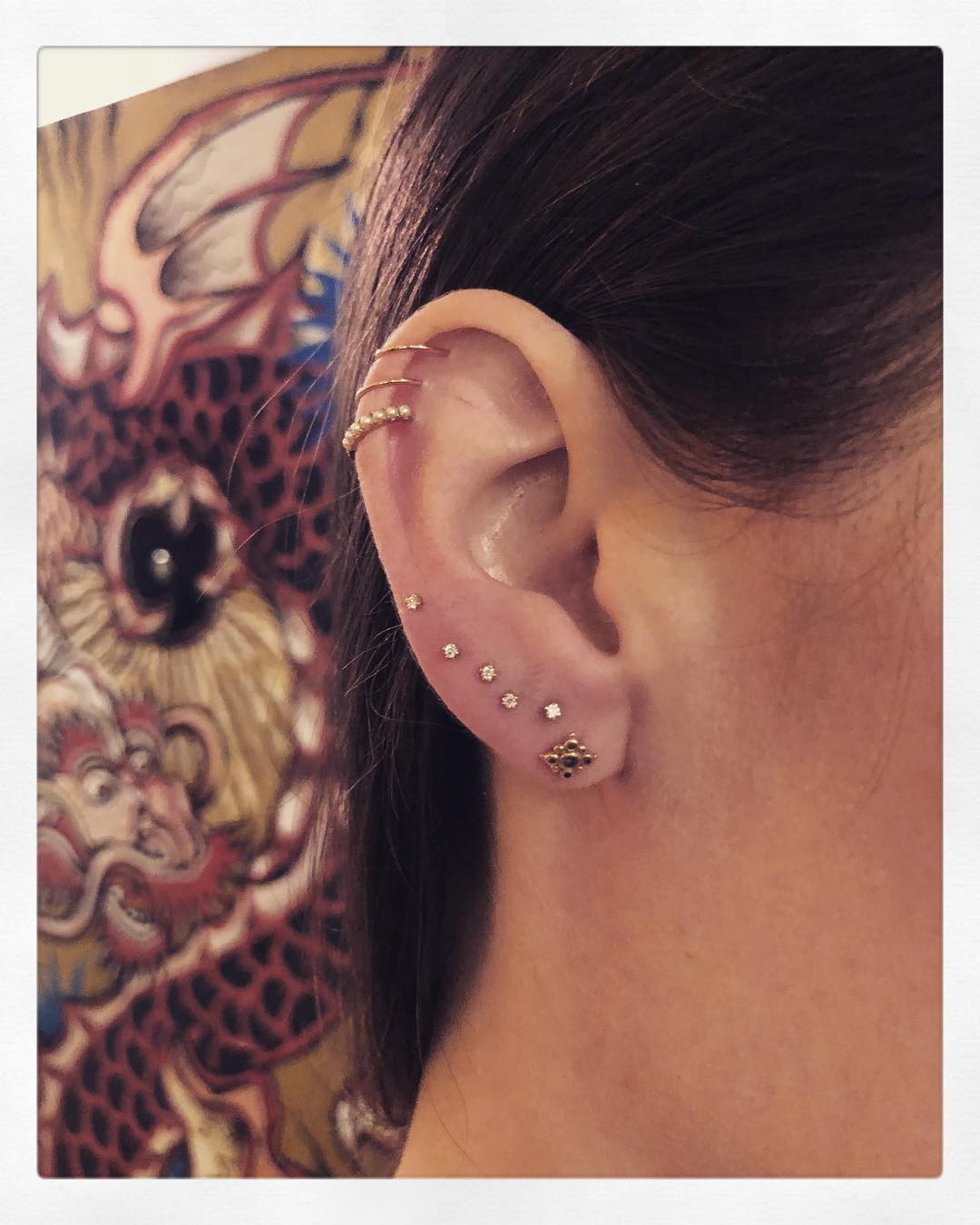 Piercings na orelha pérola