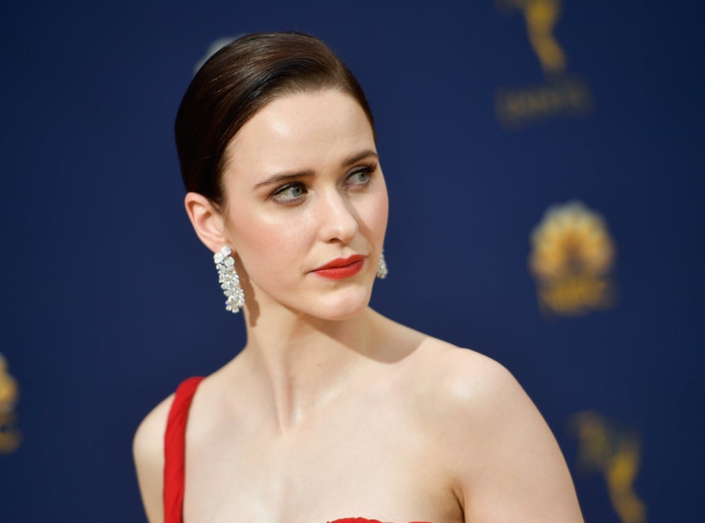 Looks do Emmy Rachel Brosnahan joias