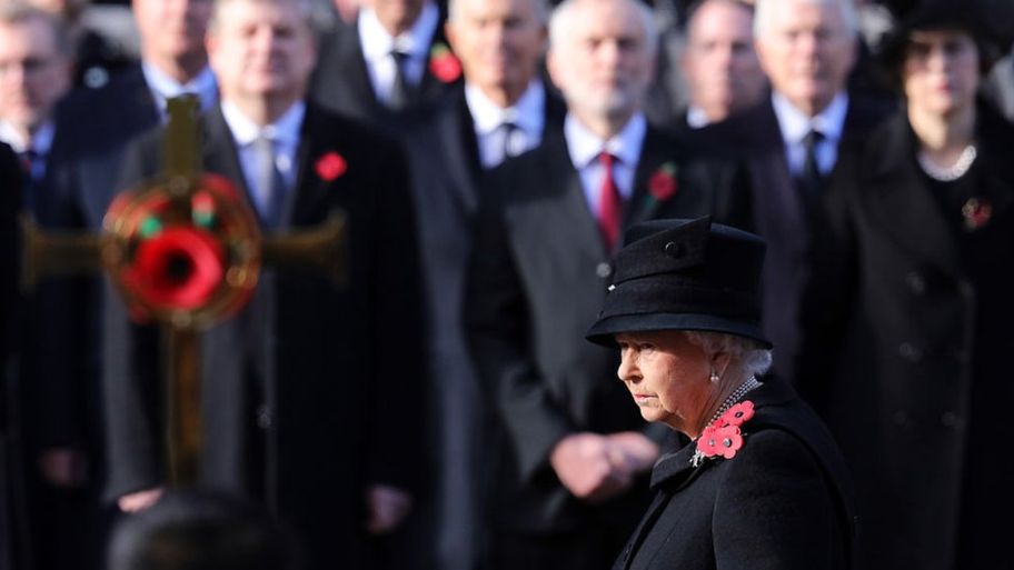 Broche de flor vermelha Rainha Elizabeth