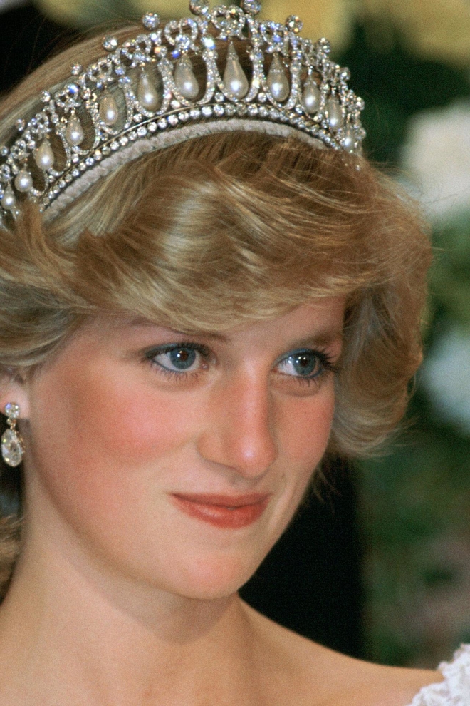 Kate Middleton usa Tiara de Diana