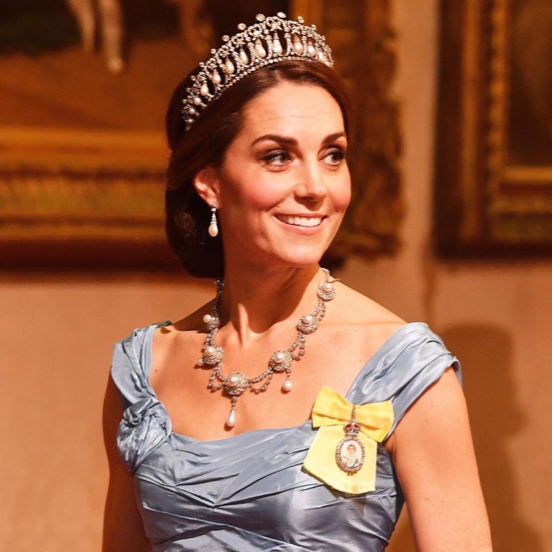 Kate Middleton usa a tiara Lover's Knot