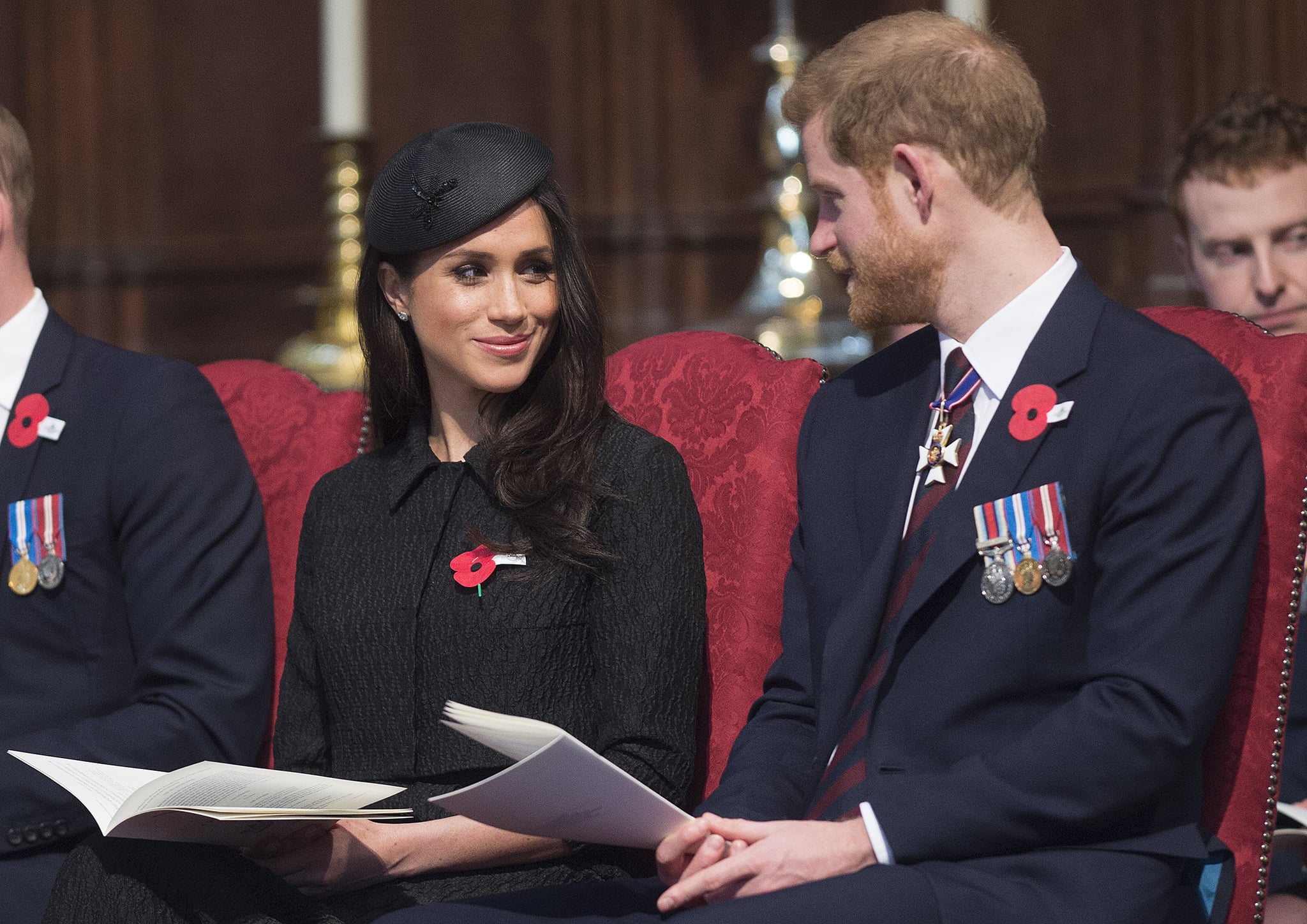 Broche de flor vermelha Meghan Markle Harry