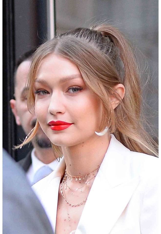 Colares em camada Gigi Hadid