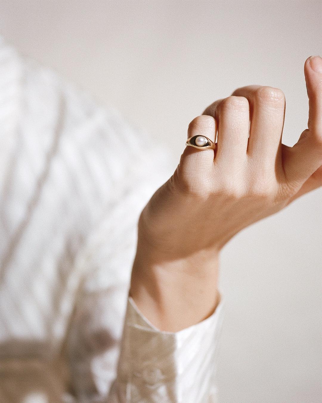 Como usar anéis no dedinho