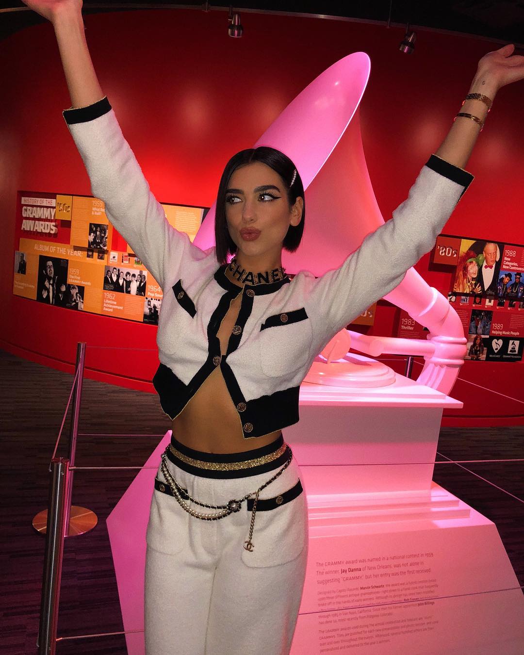 Dua Lipa Colar Chanel