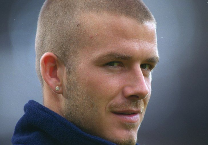 homens de brinco david beckham