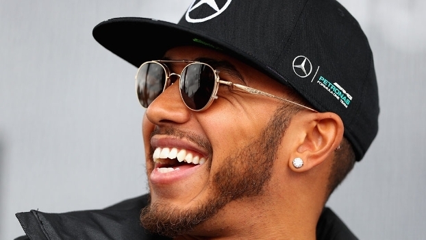 homens de brinco lewis hamilton