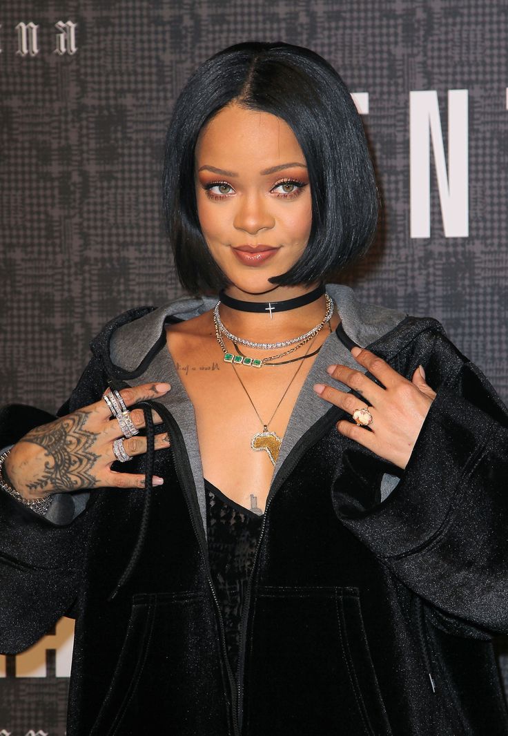 moda dos colares em camadas rihanna