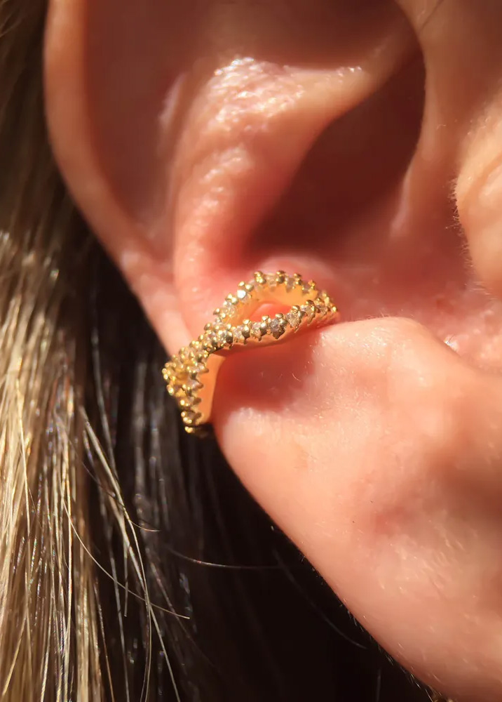 Piercings delicados na orelha dourado