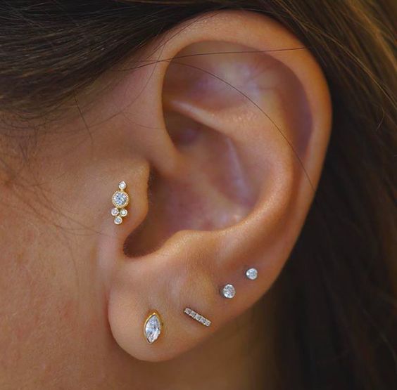 Piercings delicados na orelha tragus