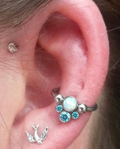 conch piercing azul