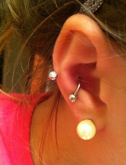 conch piercing bolinhas