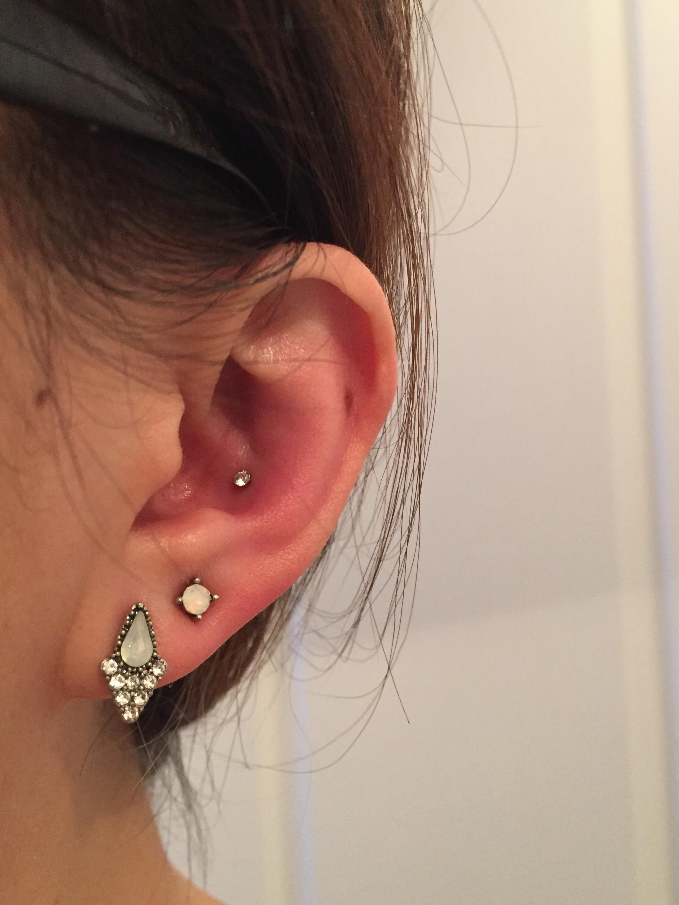 conch piercing ponto de luz