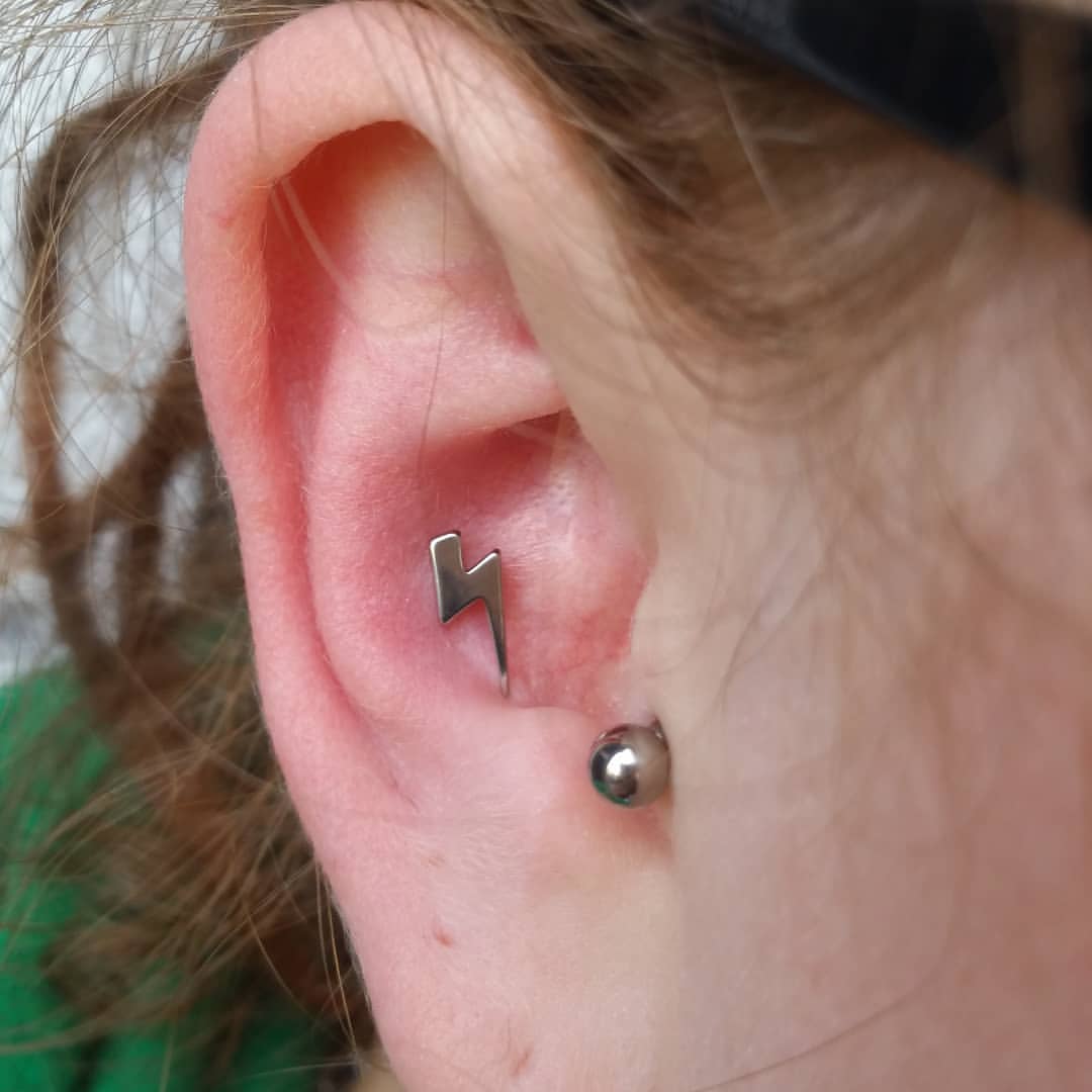 conch piercing raio