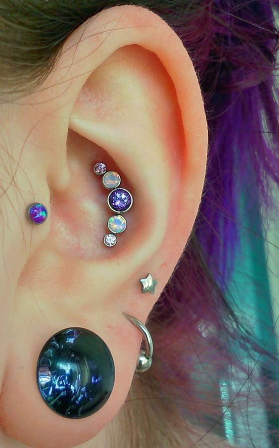 conch piercing roxo