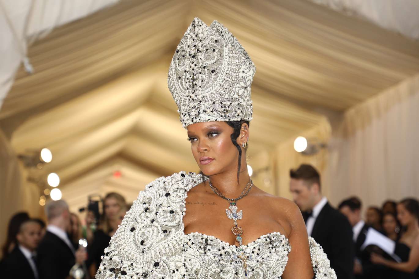 aniversario da rihanna met gala 2018