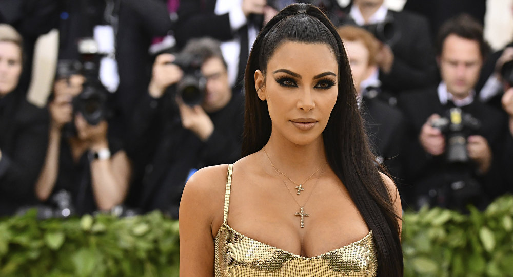 crucifixo de kim kardashian met gala