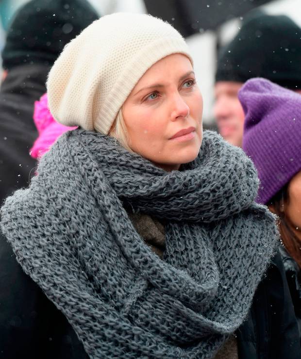 toucas e gorros charlize theron