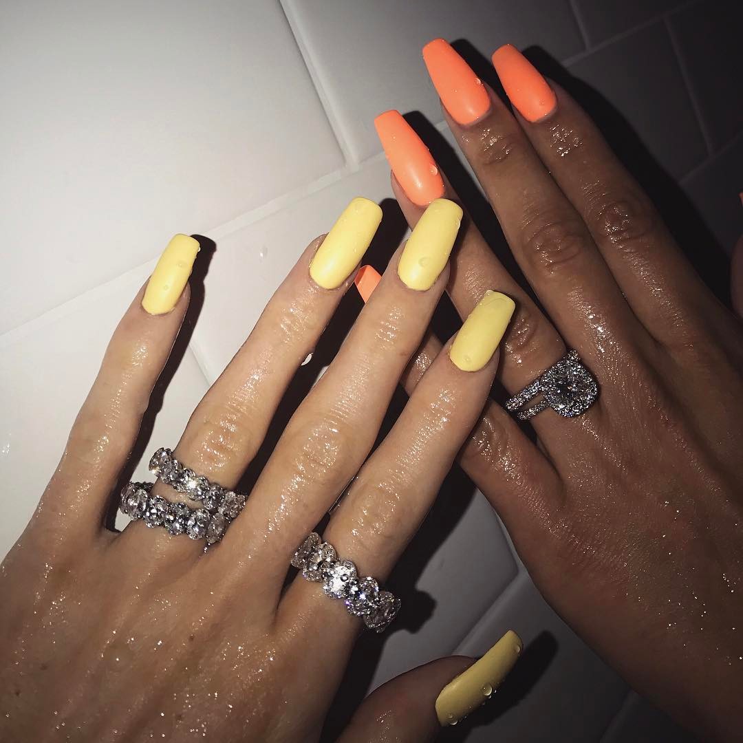 unhas da kylie jenner amarelo neon