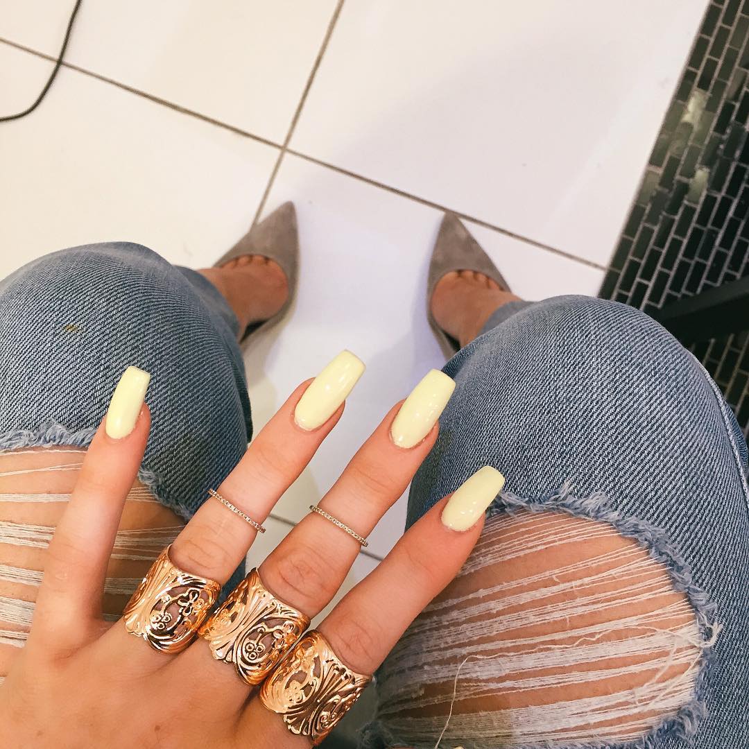 unhas da kylie jenner amarelo pastel