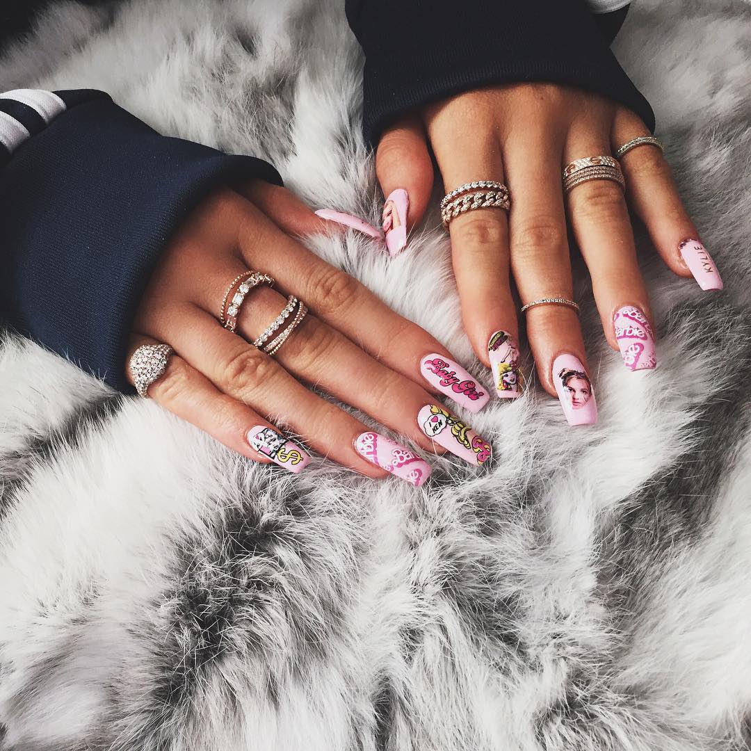 unhas da kylie jenner barbie