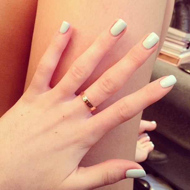 unhas da kylie jenner curta azul bebe