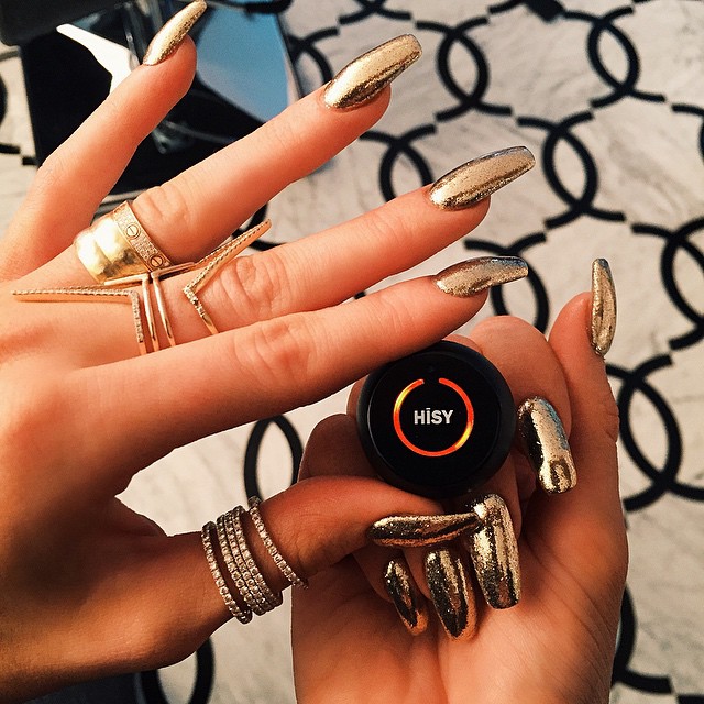 unhas da kylie jenner dourado brilhante