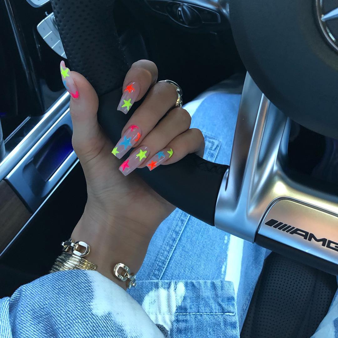 unhas da kylie jenner estrelas neon