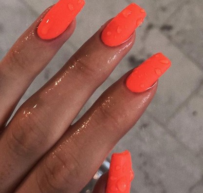 unhas da kylie jenner laranja neon