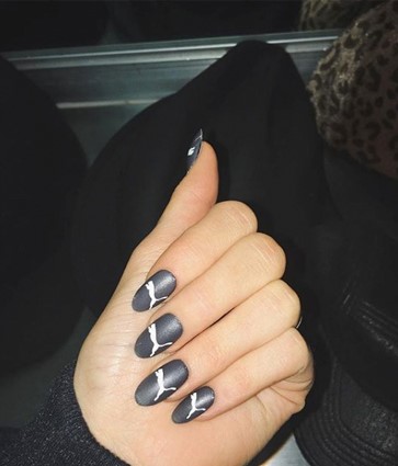 unhas da kylie jenner logomania