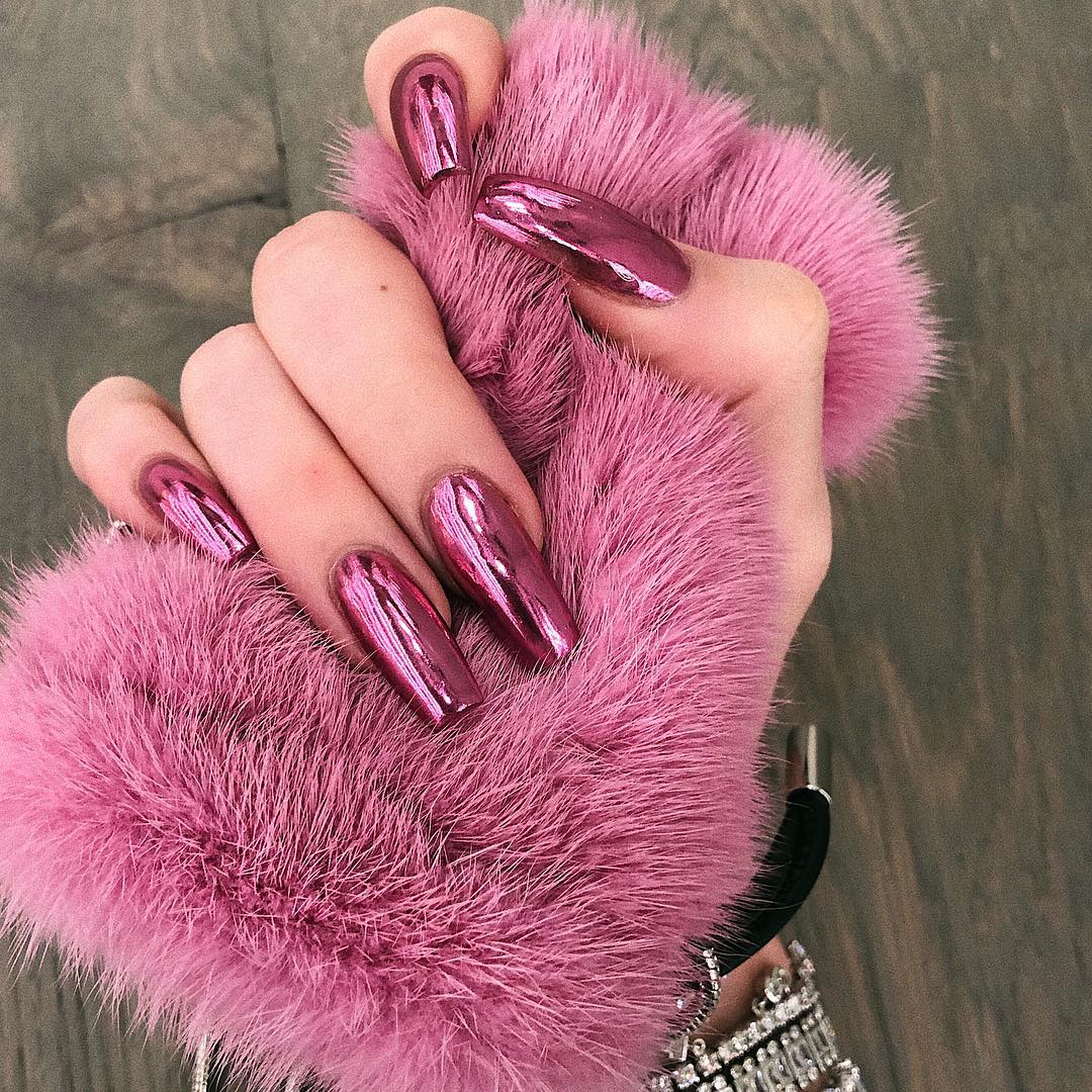 unhas da kylie jenner metalica