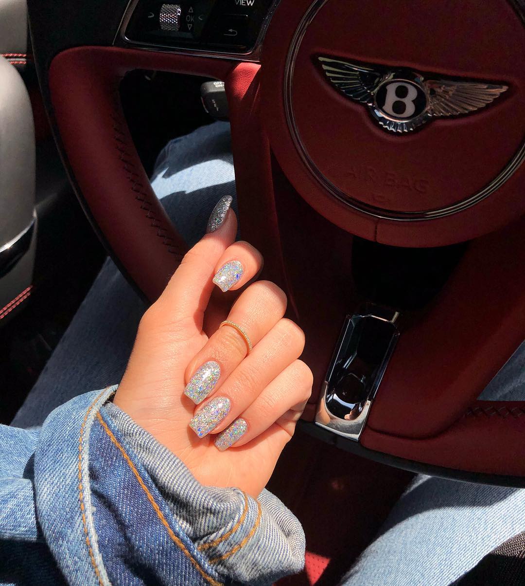 unhas da kylie jenner prata