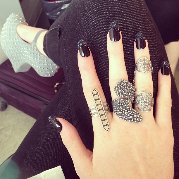 unhas da kylie jenner preto com textura