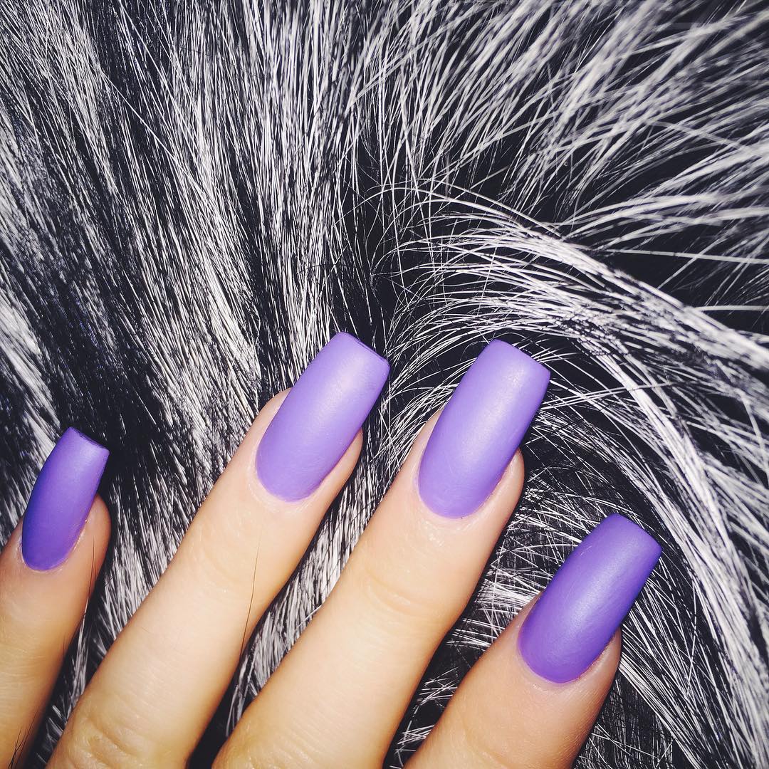 unhas da kylie jenner roxo fosco