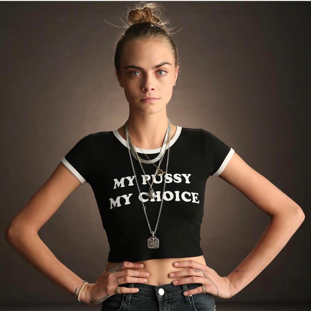 camisetas com frase cara delevingne