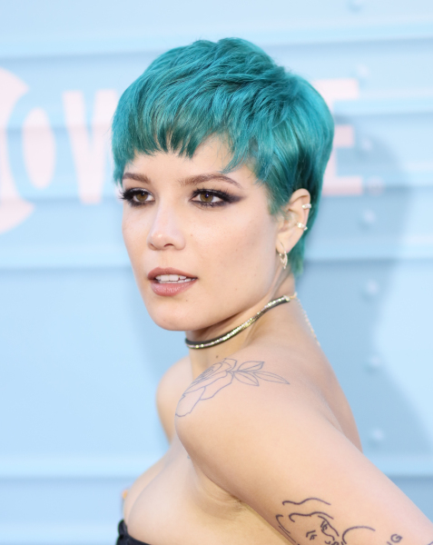 Halsey cabelo azul curto 