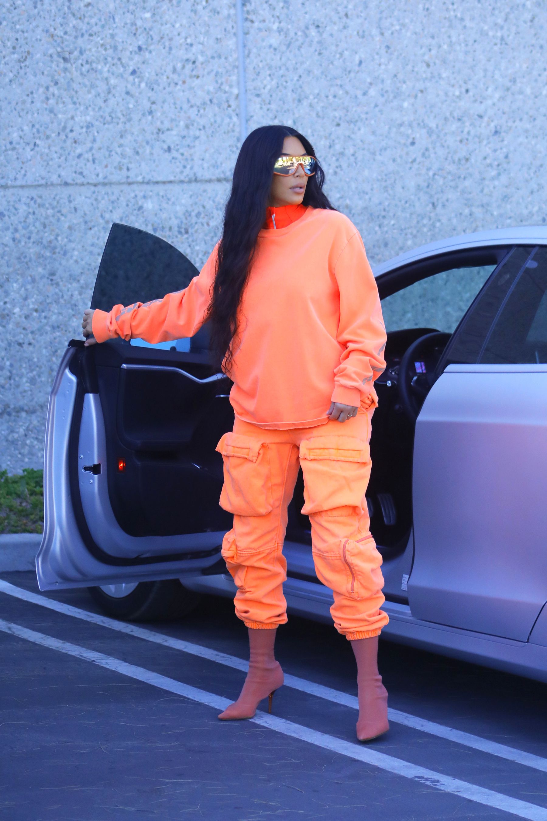 kim kardashian laranja neon