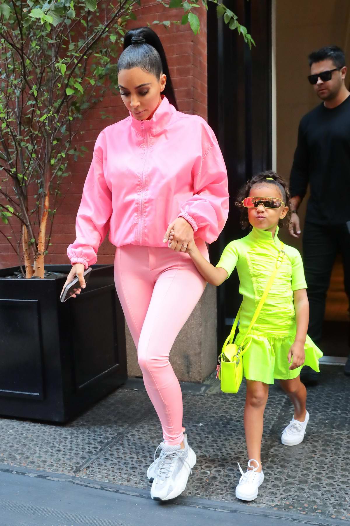 looks com neon kim kardashian north