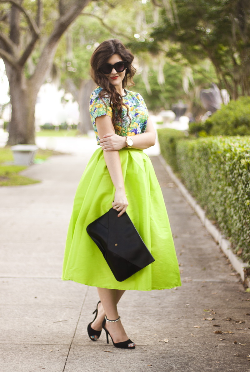 looks com neon saia midi