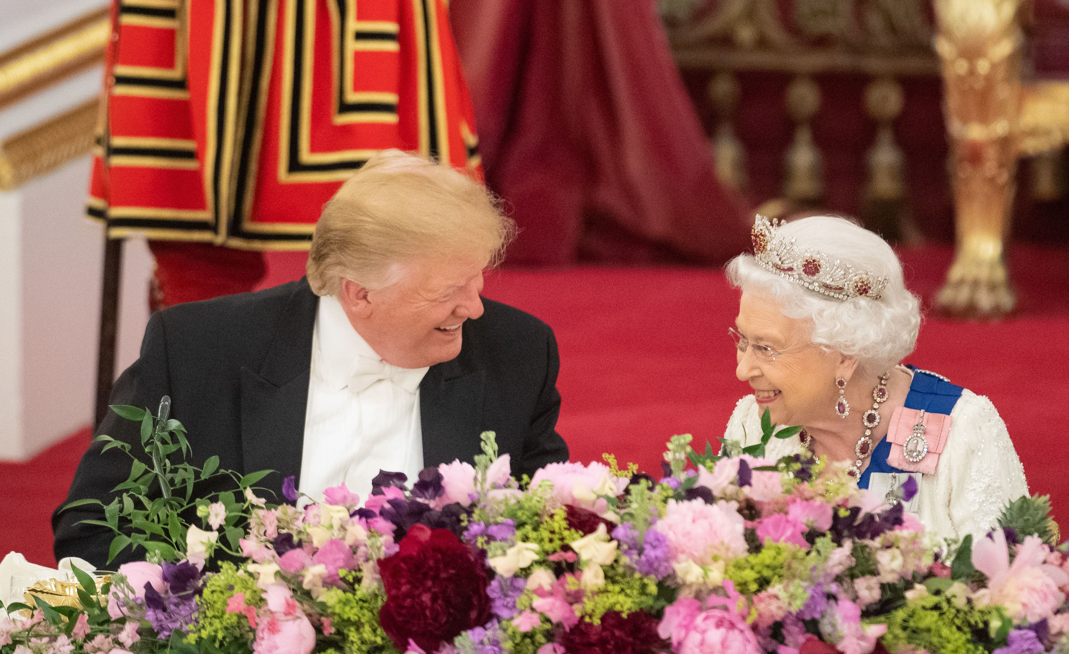 tiara de rubi da rainha elizabeth ii presidente trump