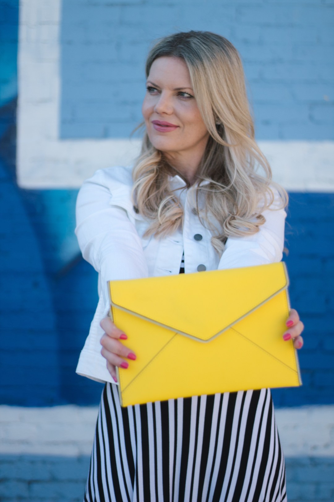 looks com bolsa envelope amarela