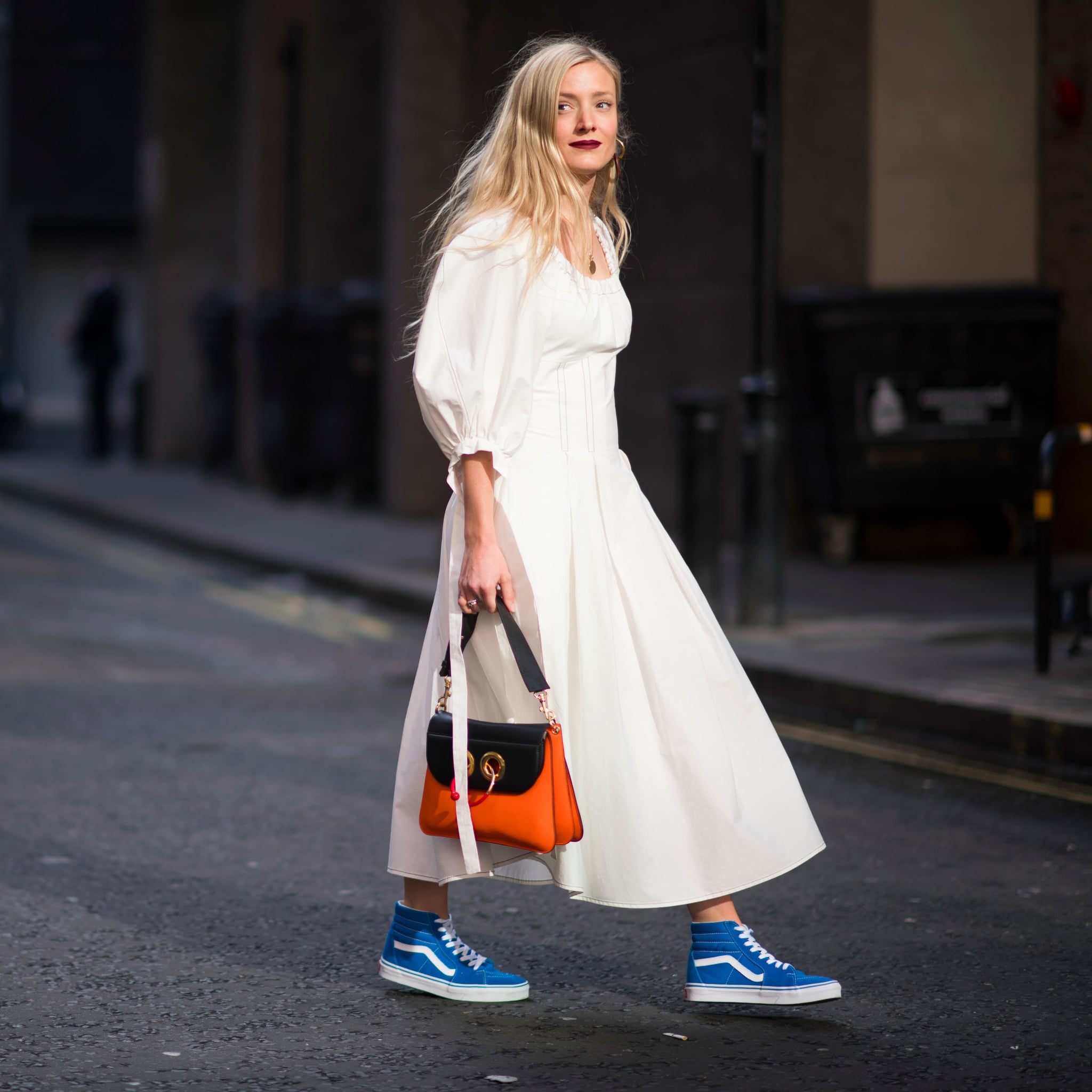 vestido com tenis azul